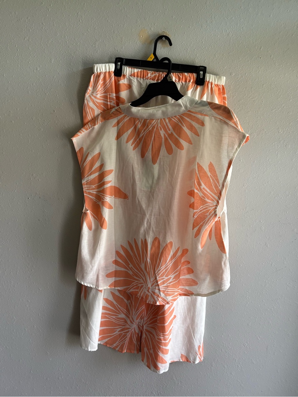 Women’s Floral Two-Piece Pantsuit - Peach & White - Picture 5 of 7